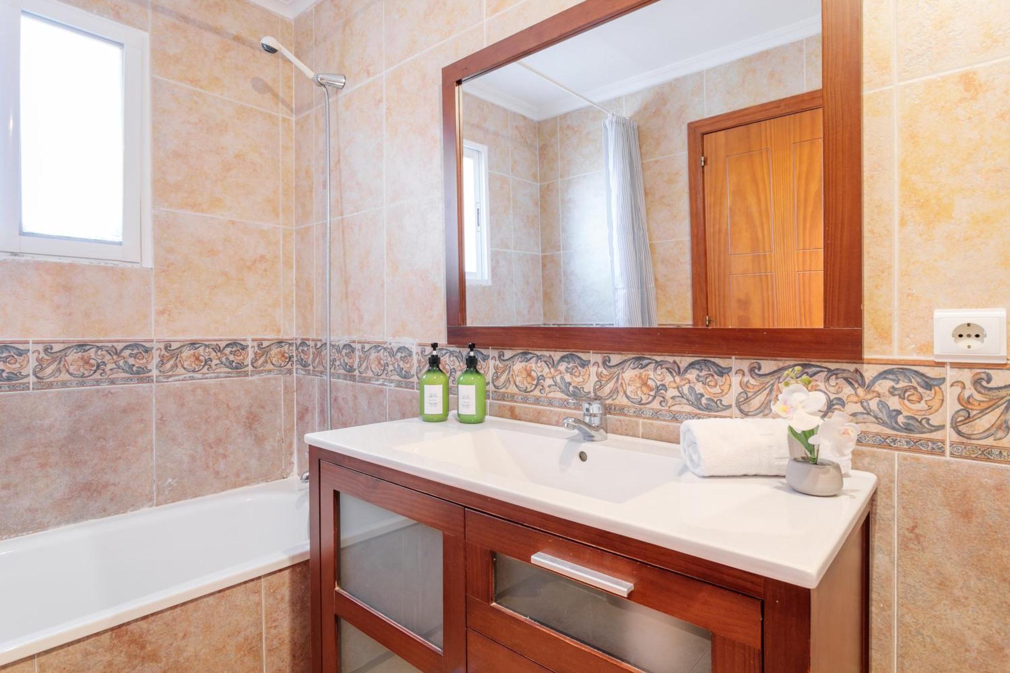 Montefaro Spacious Townhouse - Beach & Pool سانتا بولا المظهر الخارجي الصورة